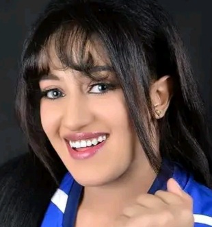 الموديل “آية آفرو” تشتكي البعوض