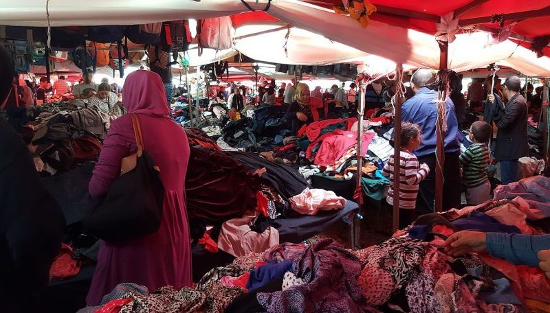 نهار رمضان.. شارع “الكلى”.. الملايات تغطي رخصاً مزورة 