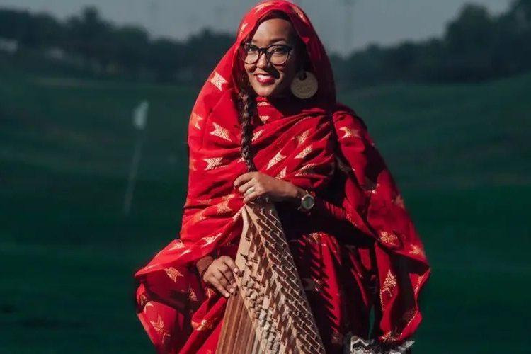 هتان الحاج “سيّدة القانون” في اوركسترا “بيت العود” .. أسعى للتعريف بالموسيقى السودانية للعالم