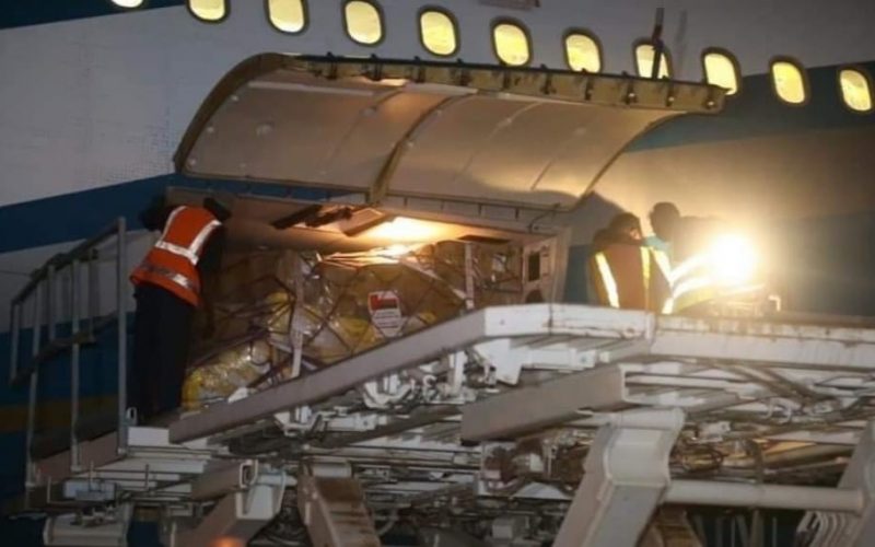 وصول طائرة مساعدات من السلطنة تحوي 40 طنا من المواد الإغاثية