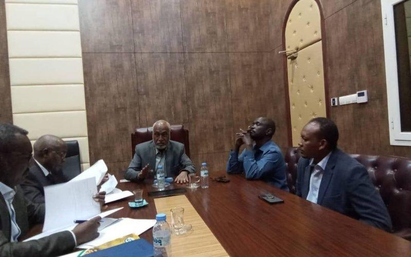 والي شرق دارفور يؤكد ضرورة النهوض بقطاع الصمغ العربي