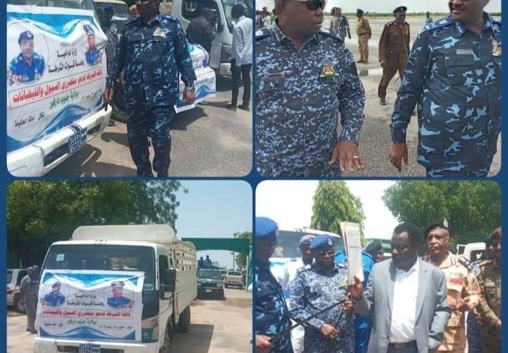قافلة الشرطة السودانية لدعم المتضررين من السيول والفيضانات تصل ولاية جنوب دارفور.. ووالي الولاية رئيس اللجنة العليا للطوارئ يتسلم القافلة من مدير الادارة العامة للخدمات الاجتماعية .. ومدير شرطة الولاية