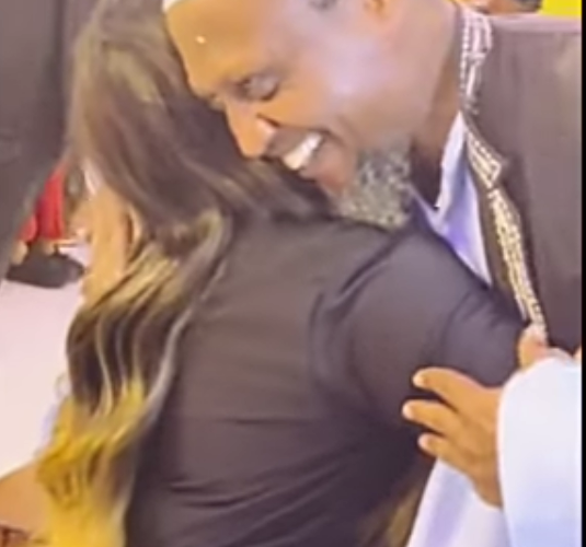 عناق “فضيل” وآية آفرو يثير ضجة بمواقع التواصل الاجتماعي