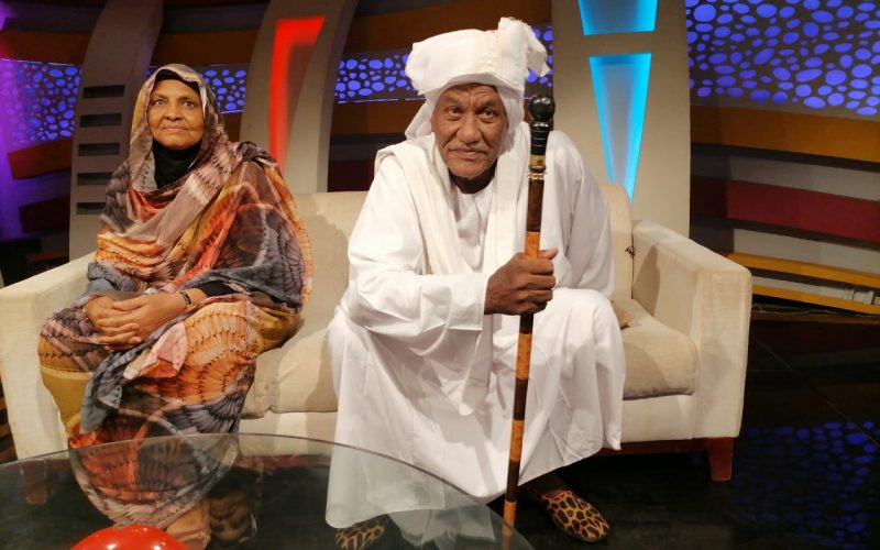 بعد إهداء الريس زوجته سيارة فاخرة.. زوجة مطرب شهير تطلب منه إهدائها (ركشة)