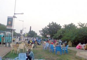 رجال حول (بائعات الشاي)