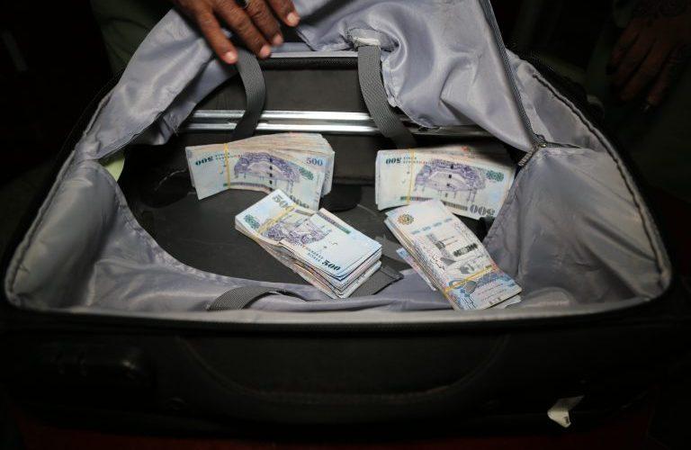 محاولة تهريب عملات أجنبية، وسلطات المطار تلقي القبض على الجناة