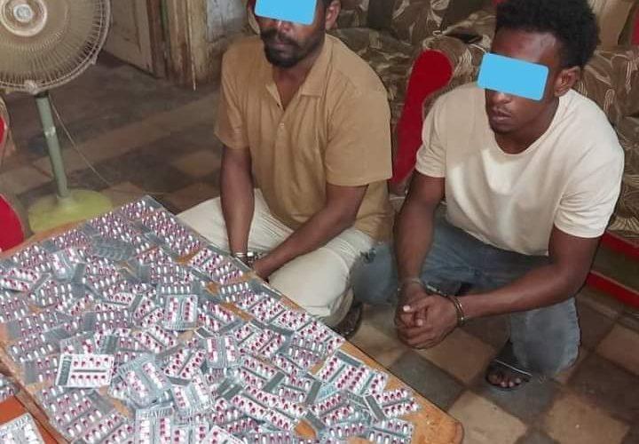 طبيبان مزيفان يديران شبكة تروج وتوزع “الآيس” بأم درمان