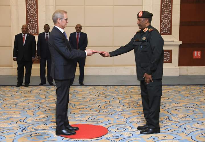 البرهان يتسلّم أوراق إعتماد سُفراء جُدُد للسودان