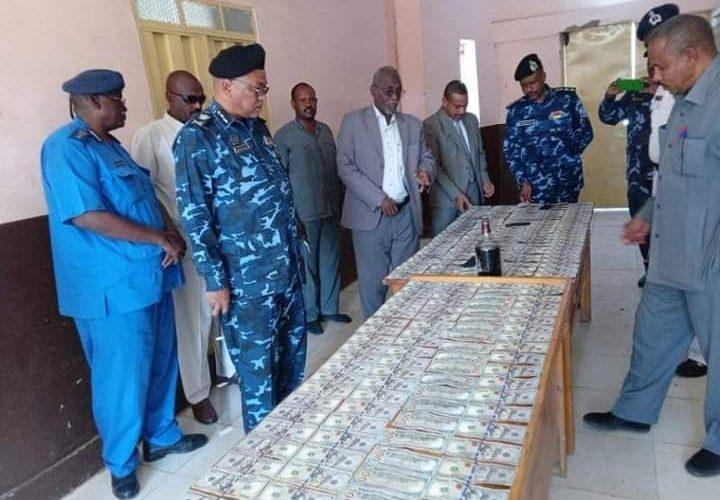 يتزعمها أجنبيان.. القبض على شبكة لتزييف العملات بالشمالية