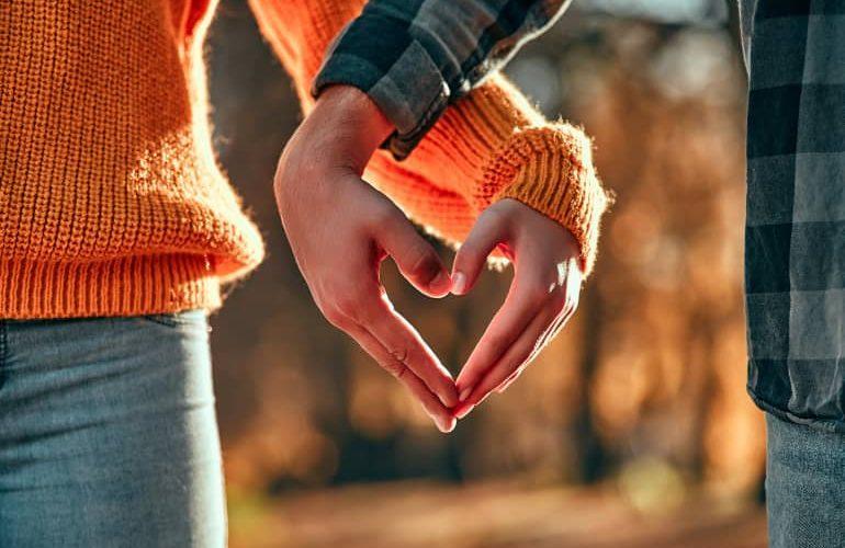 (الحب والعناق) دواء لـ ” القلب” بعد الإصابة بالأمراض