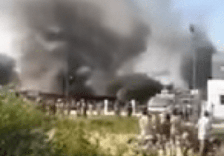 محتجُّون يضرمون النيران في مقر الحكومة ويطالبون بإقالة حاكم النيل الأزرق