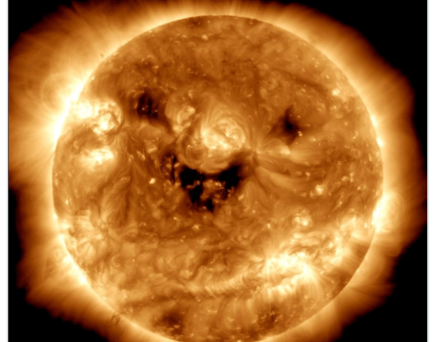 “الشمس بتضحك”.. صورة لناسا تُقلِقُ الخُبراء