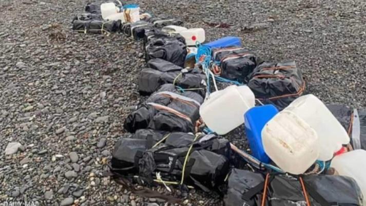 بالصُّدفة.. يَتعثّر في ممنوعات بـ”90 “مليون إسترلينيّ على الشاطئ