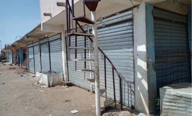 تجار القضارف ينفذون إضراب شامل بالأسواق ووقفة أمام مكتب الضرائب