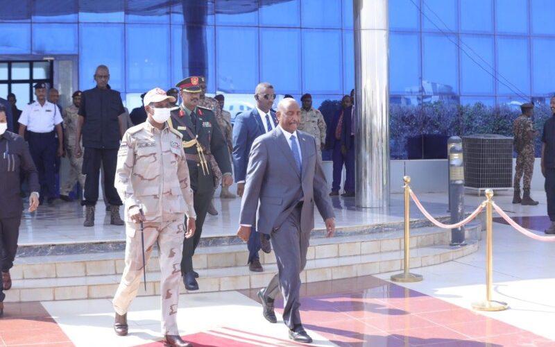 بعد ترديد اسمي حمدوك والسيسي.. هل يترك العسكريون تشكيل الحكومة للمدنيين؟