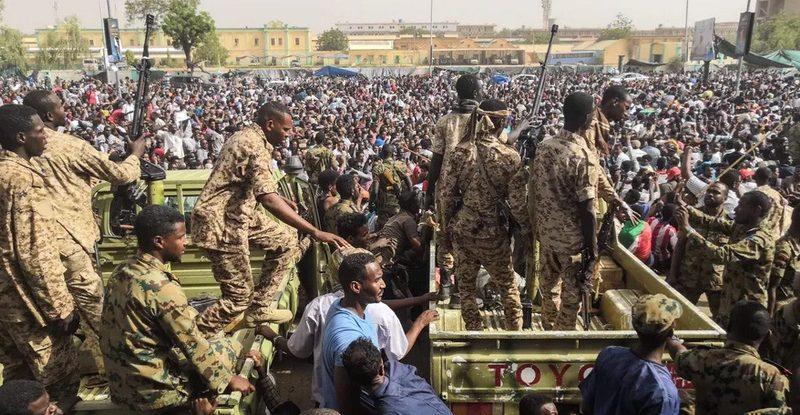 إعفاء العسكريين من المحاسبة.. هل يعجل بالتسوية السياسية؟