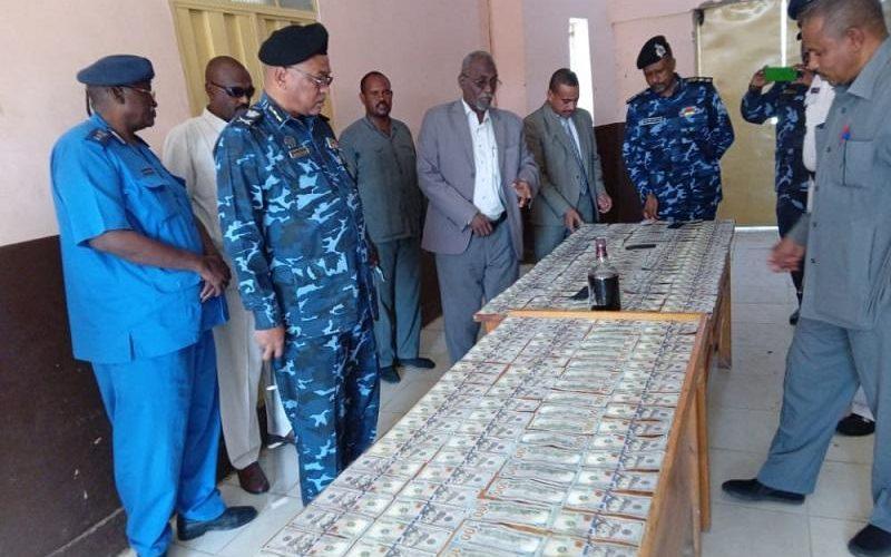 القبض على متهم بتزييف عملات أجنبيه داخل شقتين ببحري