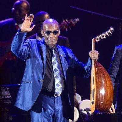 يا حاسدين غرامنا.. عندما يظهر “ود الامين” بجوار غزالتين ..