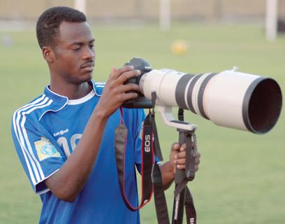 يتأهب مهند الطاهر؛ قائد الأهلي الخرطوم لممارسة هوايته في تحطيم الأرقام القياسية في مسابقة