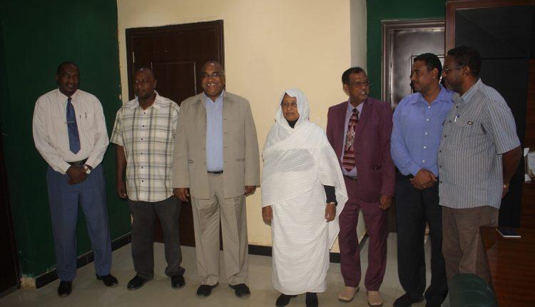 والي الخرطوم يسلم “5” أندية بالممتاز دعماً مالياً