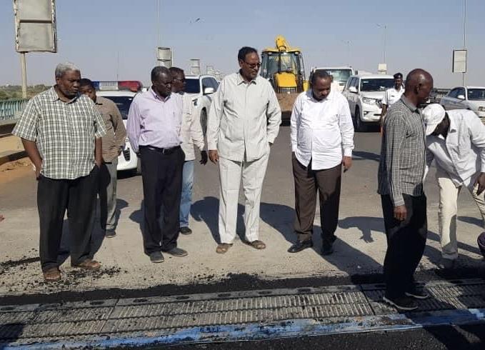 والي الخرطوم يقف على صيانة جسر سوبا