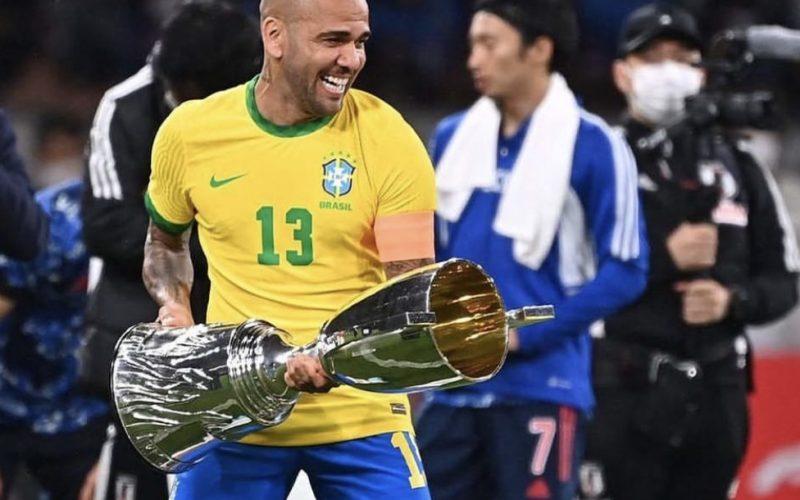 بدعوته إلى منتخب السيليساو.. ألفيش يكسر رقماً قياسياً في منتخب البرازيل