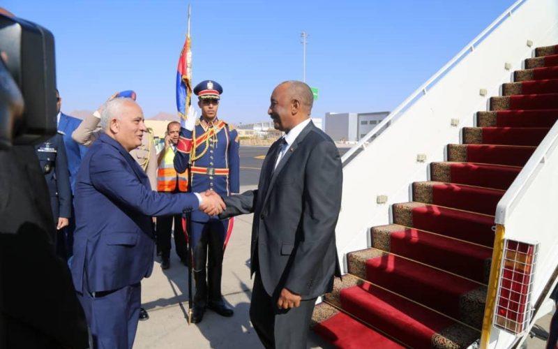 البرهان ووفده لقمة المناخ يصل شرم الشيخ