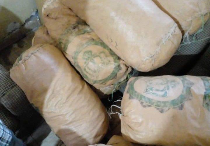 مكافحة المخدرات تُوقِف مروِّج مُخدِّرات بحوزته 34 جوّال حشيش