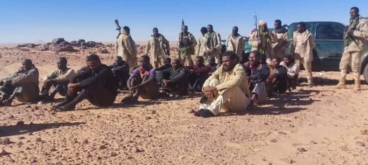 توقيف “18” مُهاجِرا غير شرعيّ بالحدود مع ليبيا