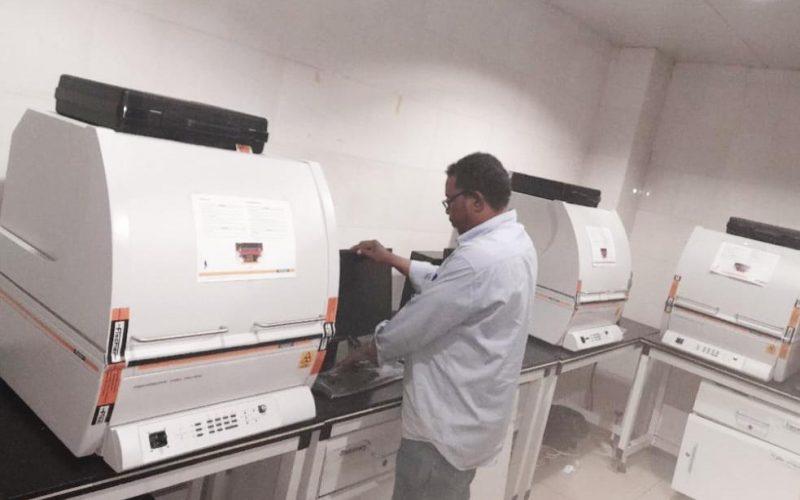 مقدمة من حميدتي .. المواصفات تستلم أجهزة فحص ذهب حديثة