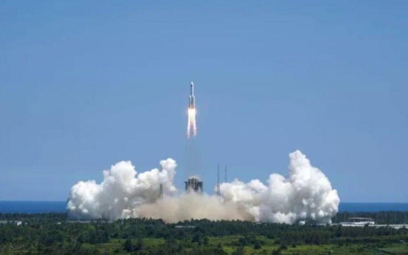 خلال ساعات .. حطام صاروخ صيني خارج عن السيطرة يتجه للارتطام بالأرض