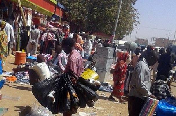 أخطاء يتحملها المواطن.. تشريد 6 آلاف عامل وتاجر بسوق ليبيا