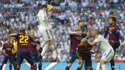 دراسة خطيرة تكشف تأثير “الضربات الرأسية” على أدمغة لاعبي كرة القدم