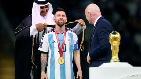 انقسام وجدل  بشأن “بشت ميسي” خلال لحظة التتويج بكأس العالم..