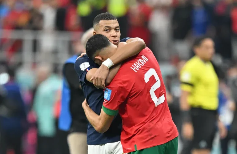 “لا تحزن لقد صنعت التاريخ”..  مبابي يواسي صديقه حكيمي بعد هزيمة المغرب