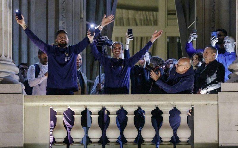 آلاف المشجعين يستقبلون المنتخب الفرنسي وصيف بطل العالم