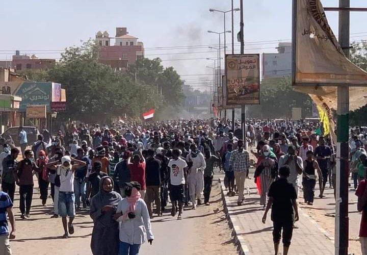 محامو الطوارئ:  السلطات تستخدم”الأوبلن” والدهس ضدّ المتظاهرين