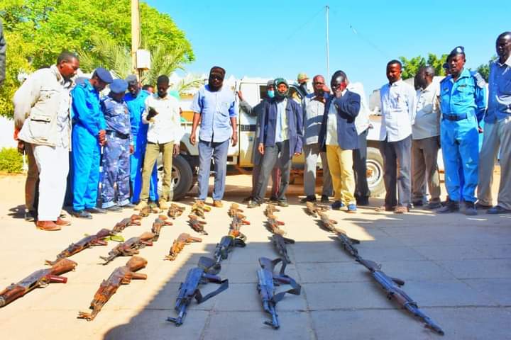 ضبط سلاح كلاشنكوف بالأبيّض