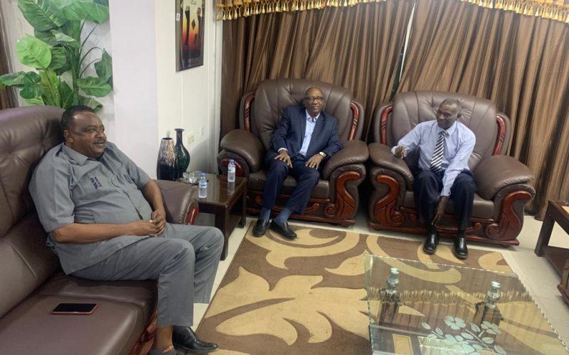 وزير الري يدعو لترشيد استخدامات المياه بمشروع الجزيرة