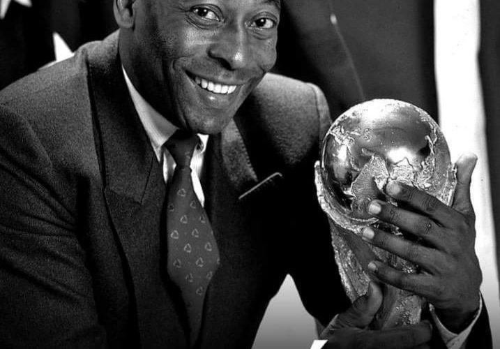 وفاة أسطورة كرة القدم العالميه “بيليه”