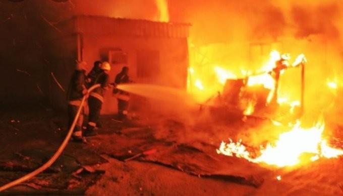 احتواء حريق  في محطة وقود بكسلا