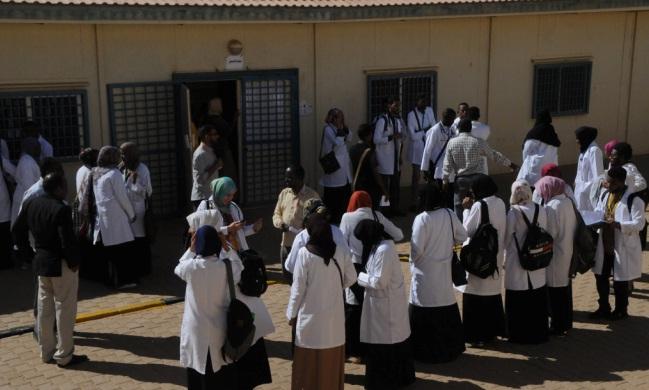 عصابات مسلحة تُثيرُ الرُّعْبَ داخل مستشفى بشائر بالخرطوم