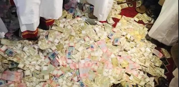 بدعة أم تطور.. النقطة.. “بنكك” يتكفل برش المال فوق رأس الفنانين