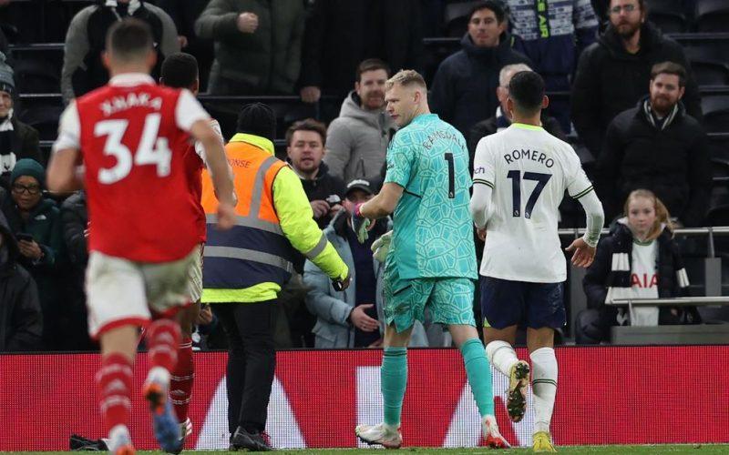 تَوجيهُ تُهمةٍ لِمُشجِّعٍ بعد اعتدائه على حارسِ مرمى آرسنال رامسدايل