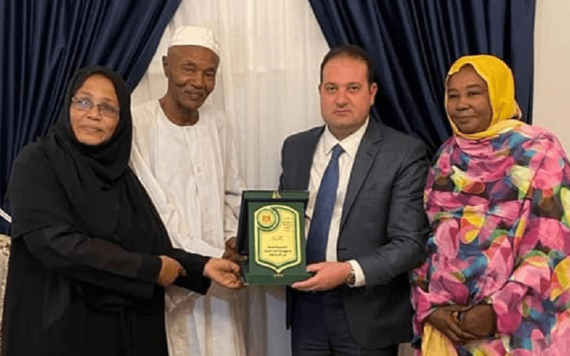 القُنصُليّة المِصريّة تكرِّم  أُسرة “الشابّ” السودانىّ الذي فَقَدَ ذِراعَه