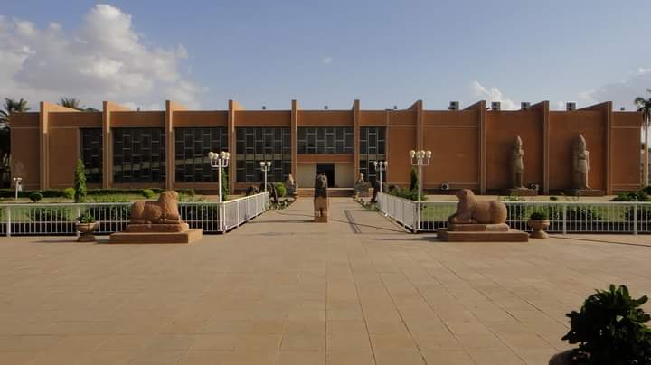 السودان :تحريك تمثال  أبرز ملوك كوش ” تهراقا”