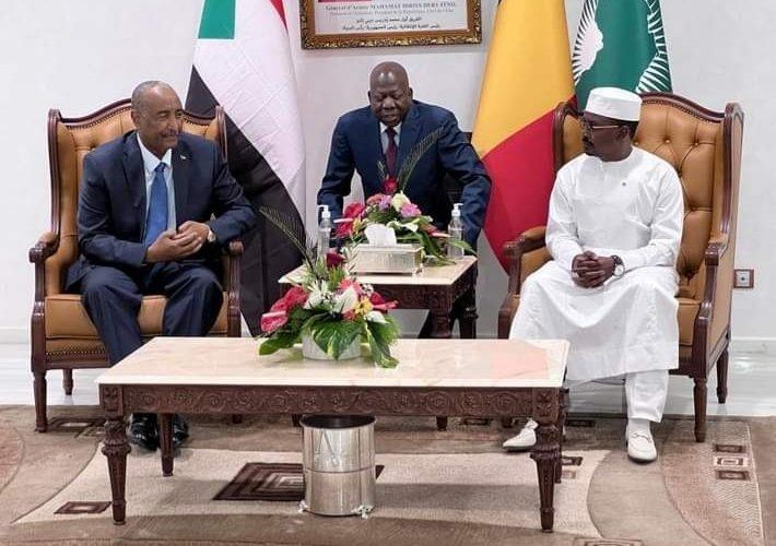 البرهان  يؤكد  التعاون مع تشاد في محاربة التطرف الديني والإرهاب