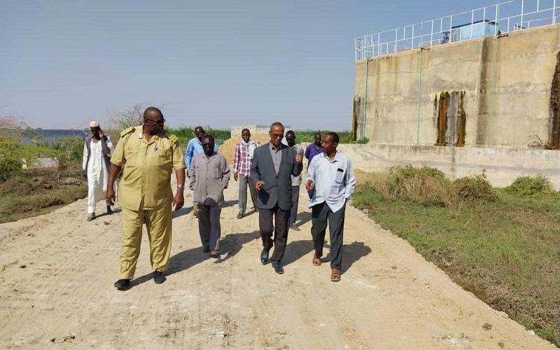 لجنة عليا لدراسة الأمر.. حشائش غريبة تضيق مجرى النيل وتغلق كبري كوستي