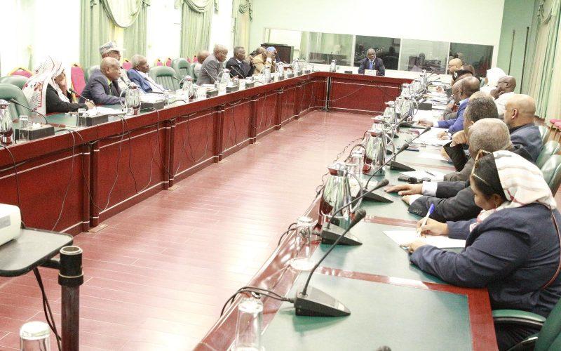 وزارة النقل تشرع في استخراج الباخرة الغارقة بسواكن