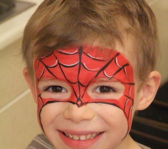 محمد أحمد” صاحب الريشة الأنيقة: *الرسم على وجوه الصغار فن يجلب الفرحة للأطفال..والألوان المستخدمة صديقة البشرة.. 